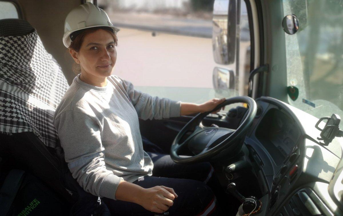 Kadın beton mikseri kullanıcısı