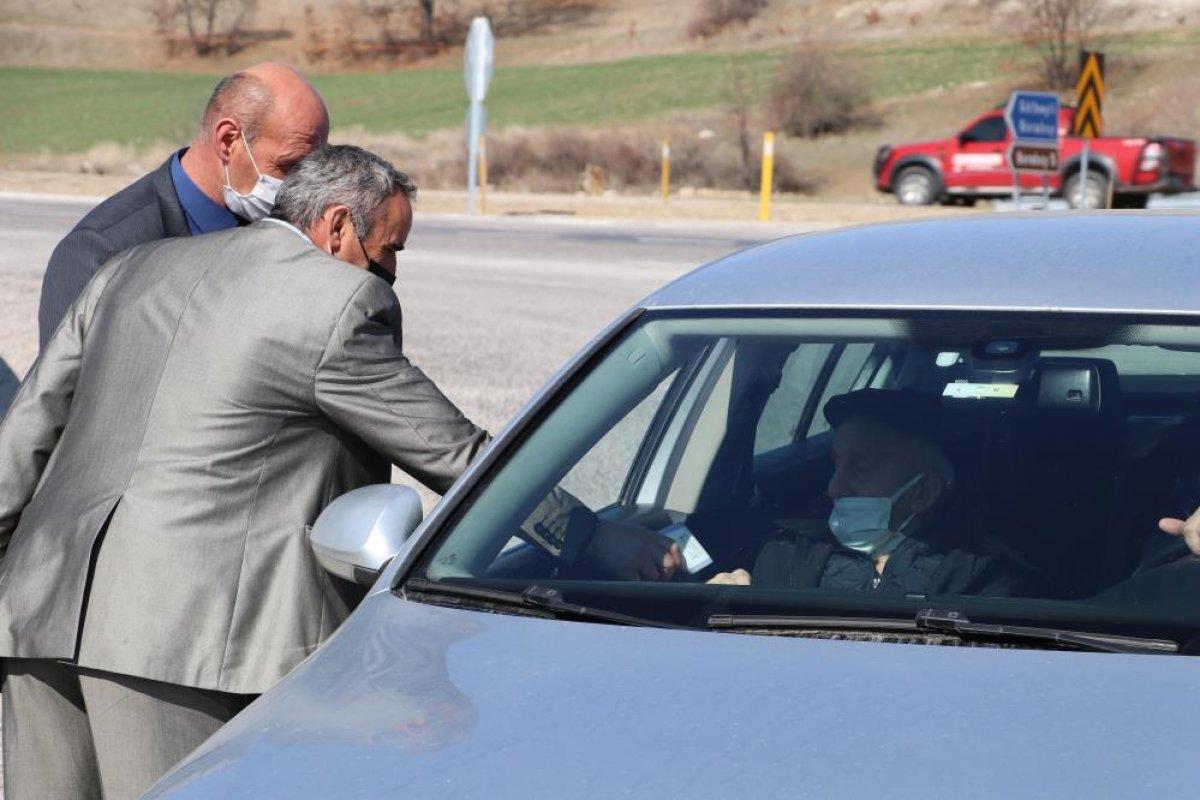 Amasya'da muhtar köyünü karantinaya aldı