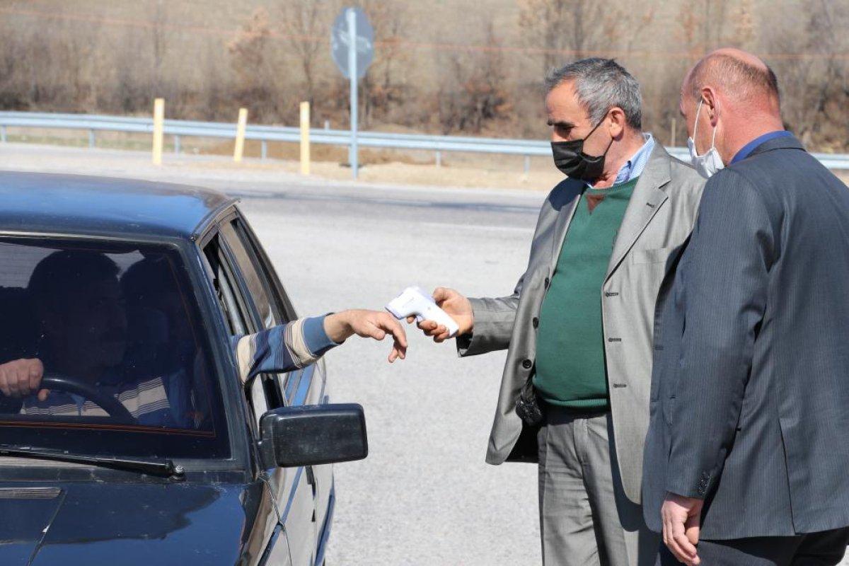 Amasya'da muhtar köyünü karantinaya aldı