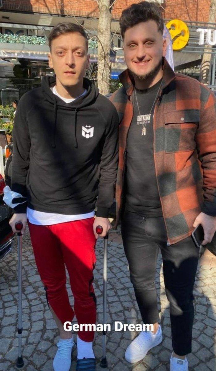 Mesut Özil, koltuk değnekleriyle dışarı çıktı