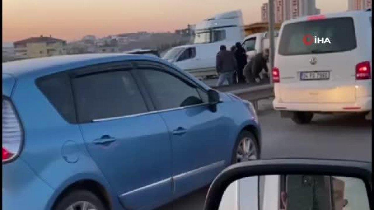 İstanbul'da aracın kapısını açıp, sürücüyü darbettiler