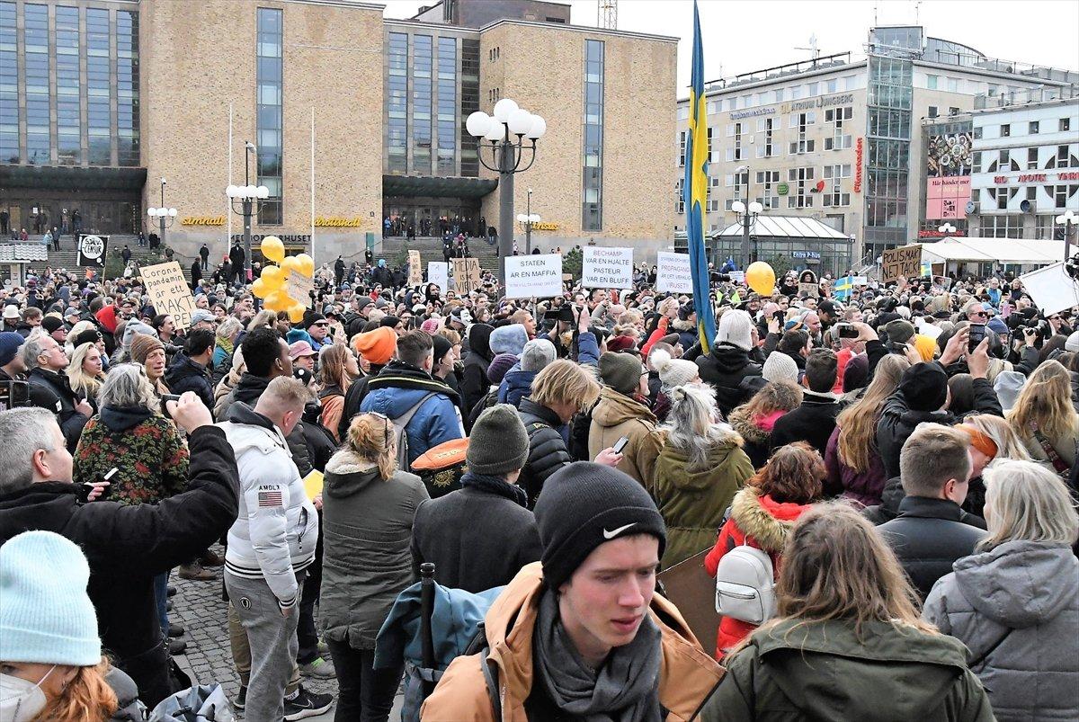 İsveç'te koronavirüs kısıtlamalarına tepki