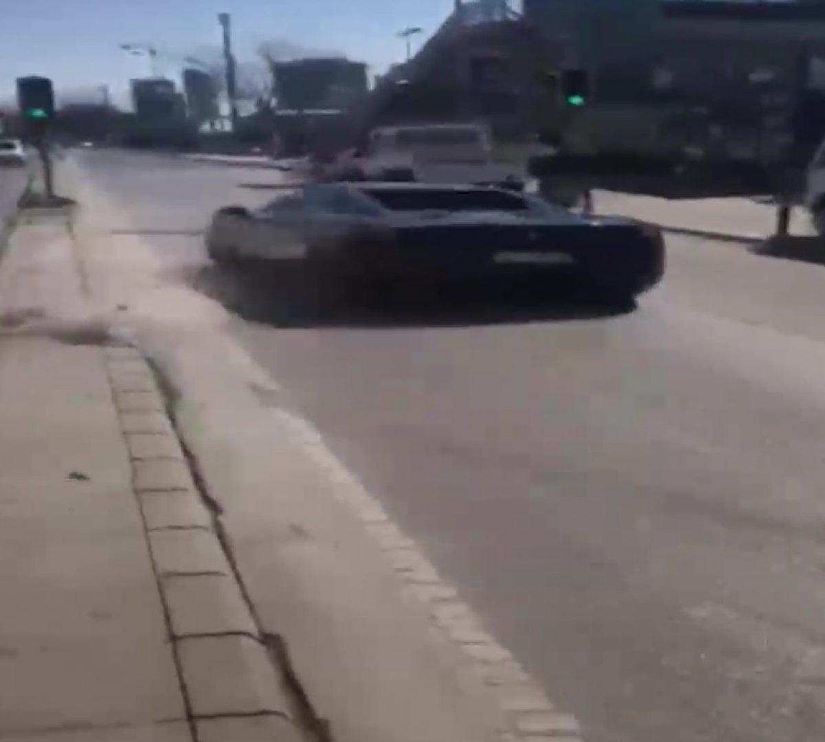 Maltepe'de milyonluk otomobiliyle kaza yaptı