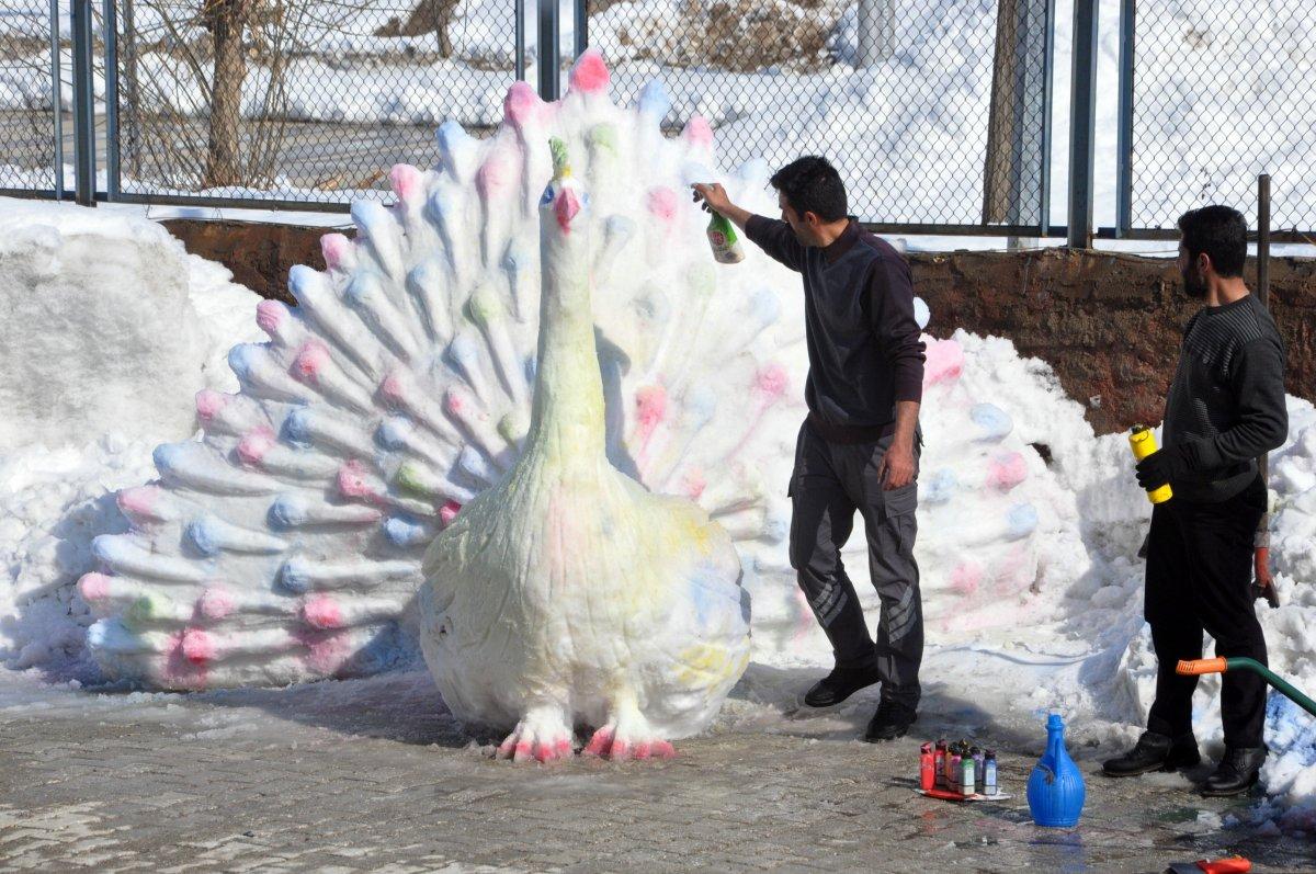 Yüksekova'daki kardan 'tavus kuşu' ilgi çekti
