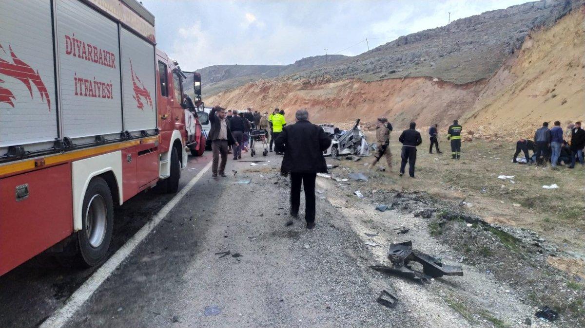 Diyarbakır'da çarpışan iki otomobil takla atarak yoldan çıktı