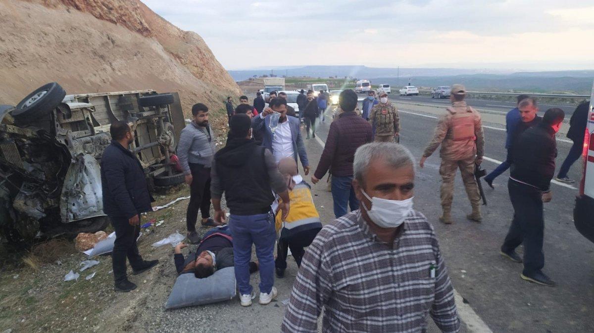 Diyarbakır'da çarpışan iki otomobil takla atarak yoldan çıktı