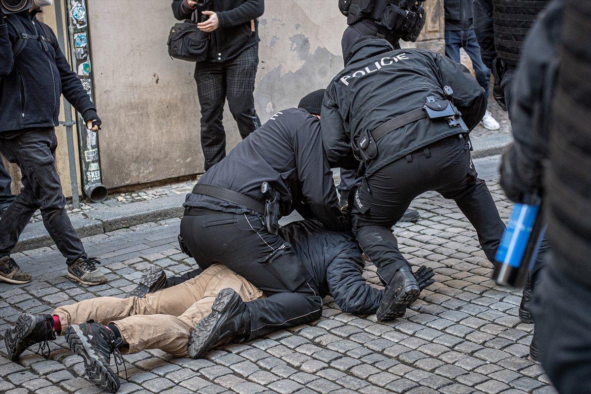 Prag'da hükümetin koronavirüs kısıtlamaları protesto edildi