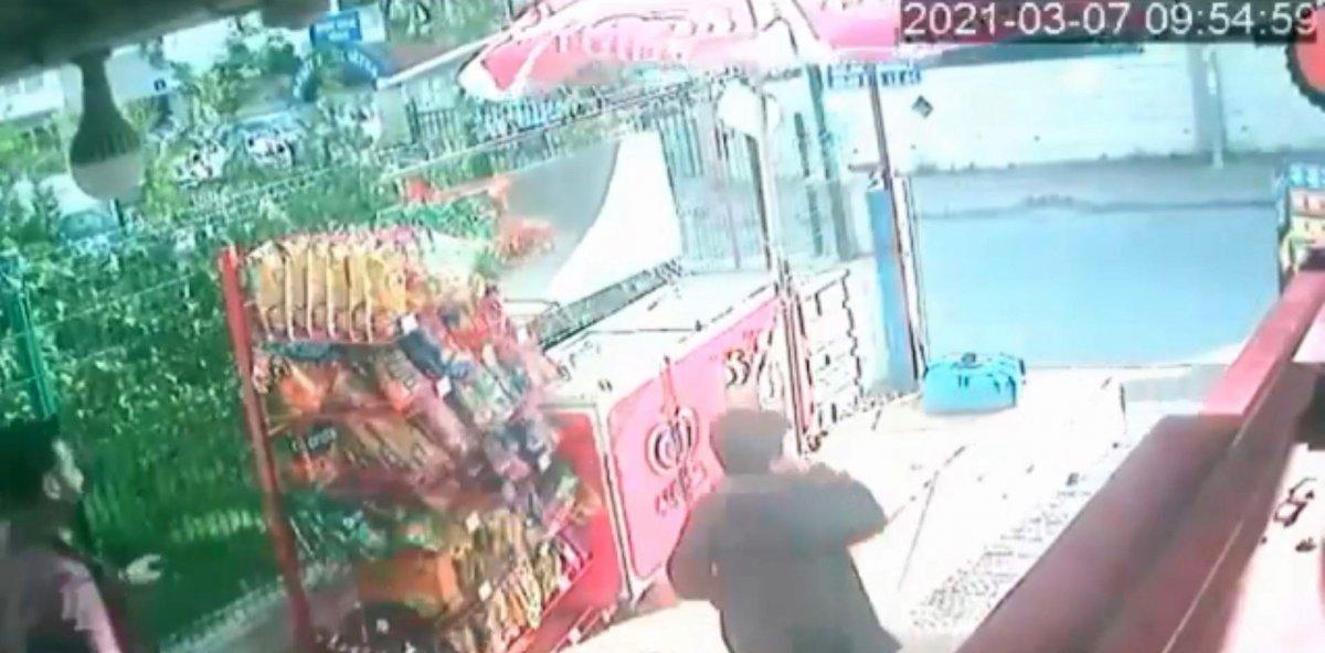 Antalya'da metrelerce sürüklenen cips standı izleyenleri güldürdü