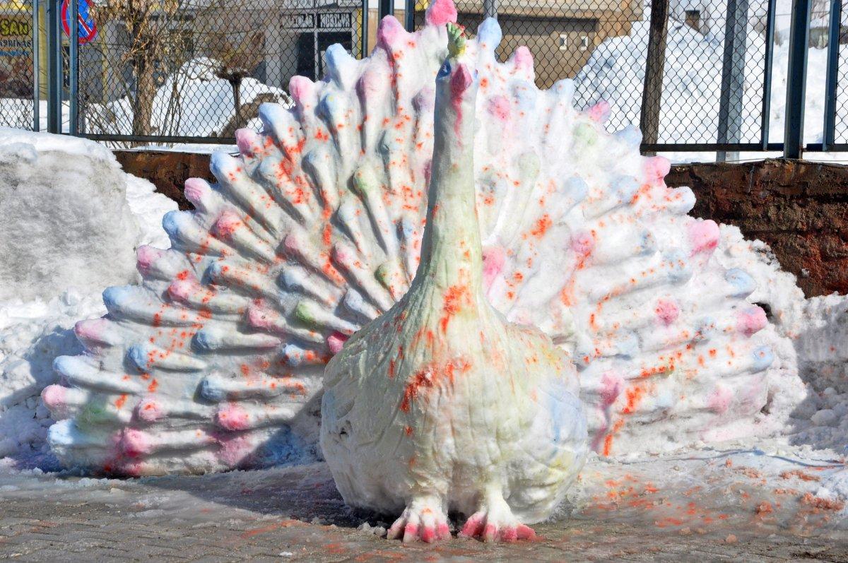 Yüksekova'daki kardan 'tavus kuşu' ilgi çekti