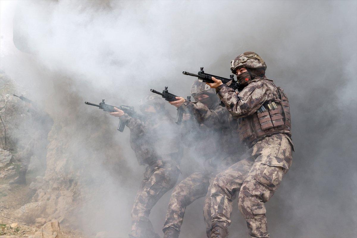 Hakkari'de PKK'nın korkulu rüyası: Kadın özel harekatçılar