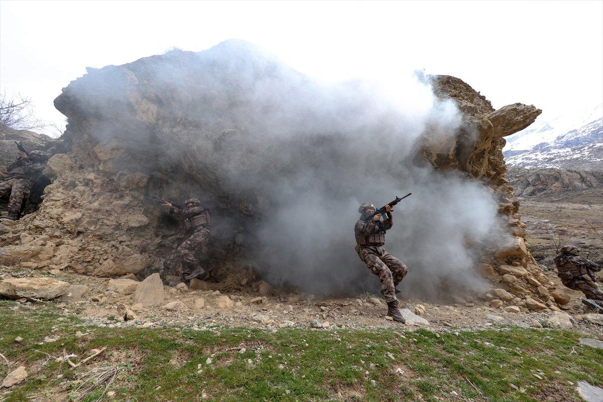 Hakkari'de PKK'nın korkulu rüyası: Kadın özel harekatçılar