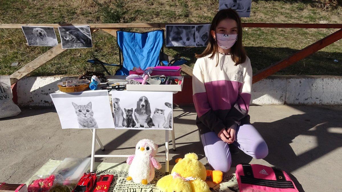 Karabük'teki çocuk, oyuncaklarını satıp sokak hayvanlarını besliyor