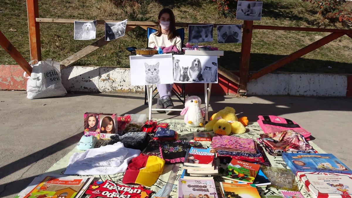 Karabük'teki çocuk, oyuncaklarını satıp sokak hayvanlarını besliyor