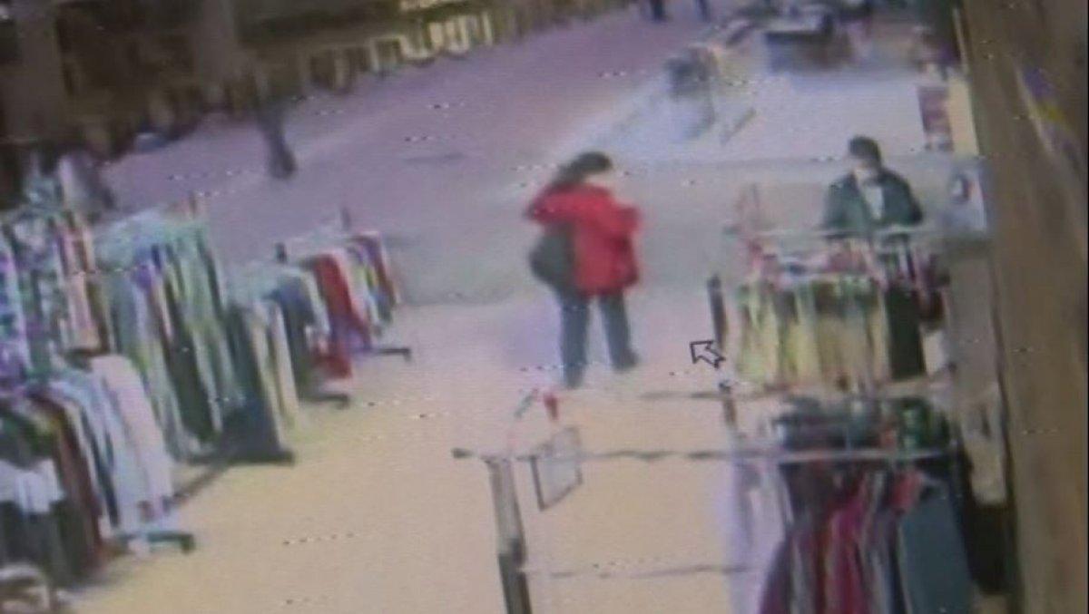 Antalya'da askıdaki ürünleri çalan hırsız kamerada