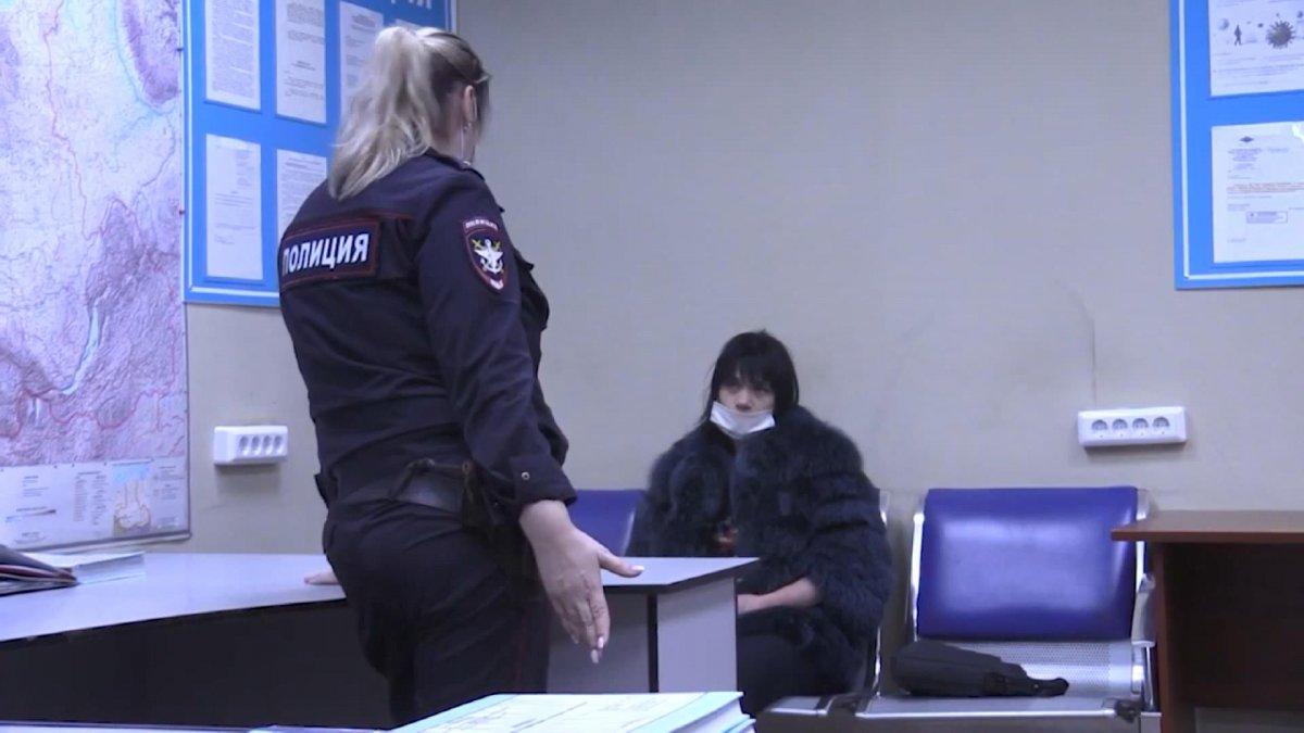 Rusya'da kadını uçağın koltuğuna bağladılar