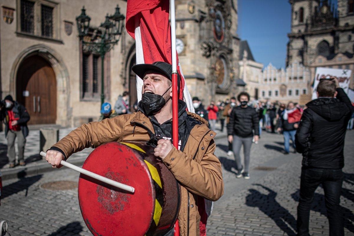 Prag'da hükümetin koronavirüs kısıtlamaları protesto edildi