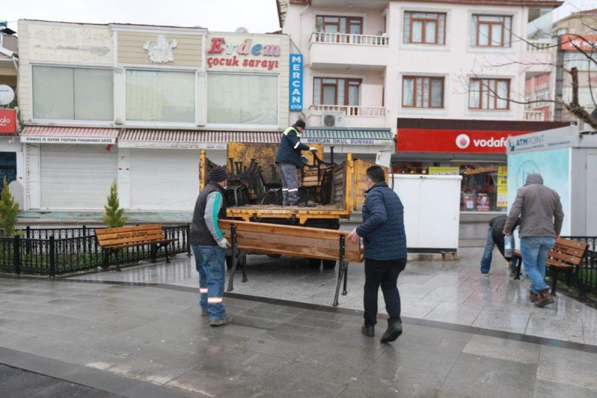 Sakarya'da meydanlardan banklar kaldırıldı