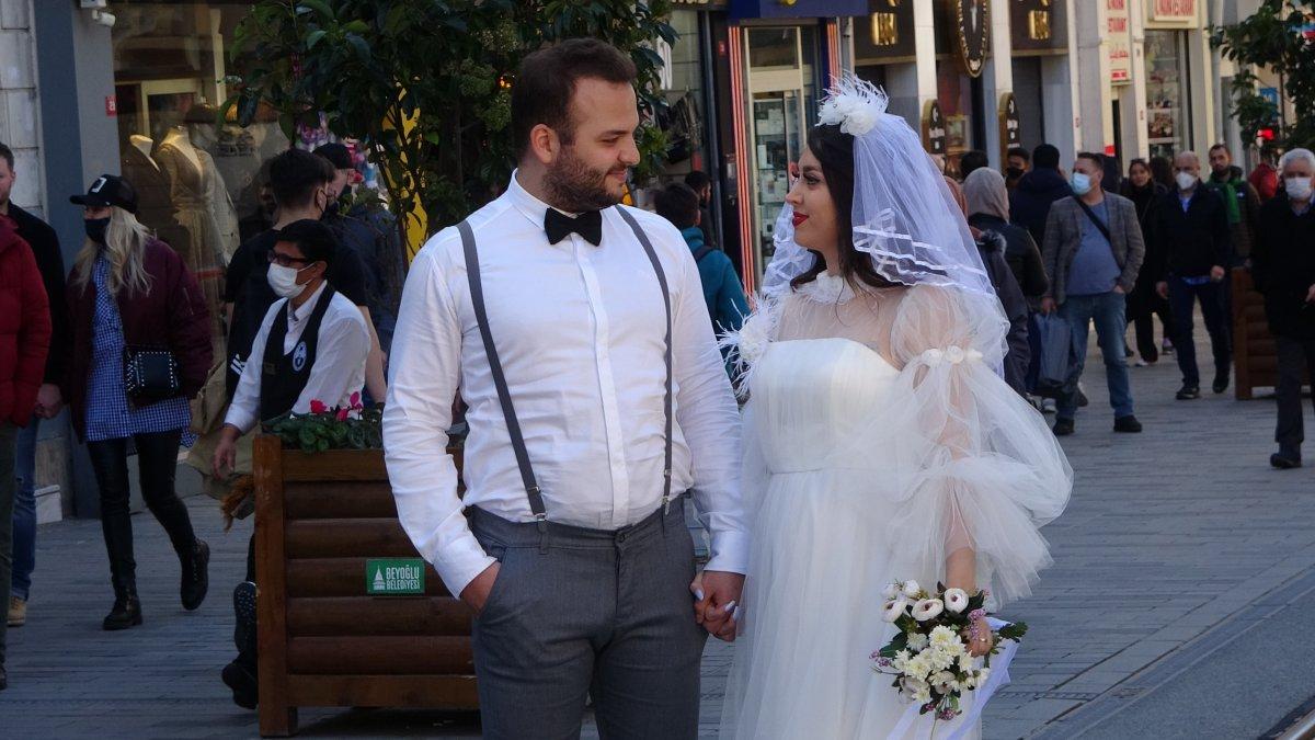 İstiklal Caddesi'ndeki İranlı çift, gelinlik ve damatlıkla yürüdü