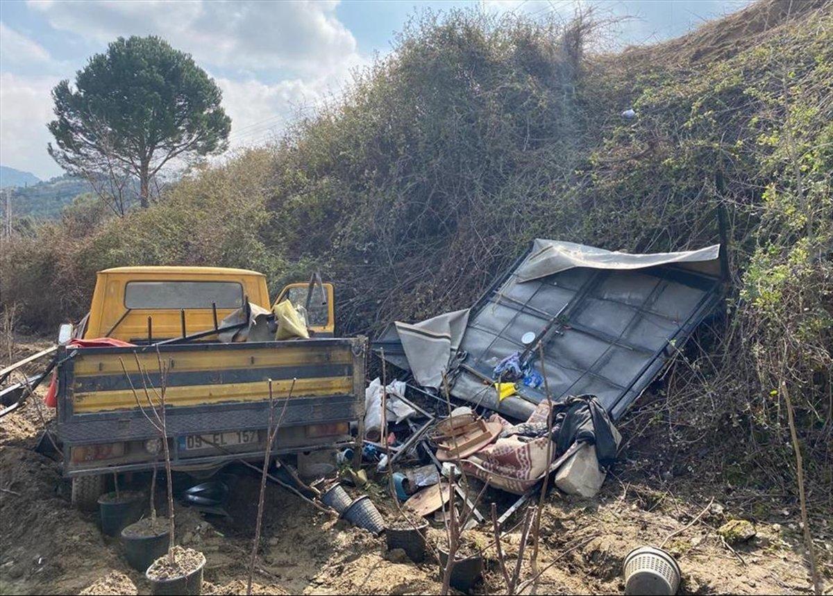 İzmir'de işçi taşıyan kamyonet devrildi: 11 yaralı