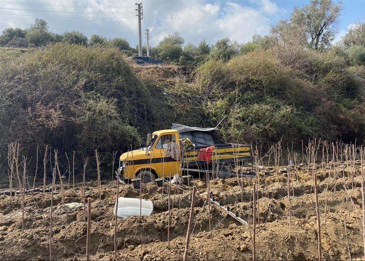 İzmir'de işçi taşıyan kamyonet devrildi: 11 yaralı