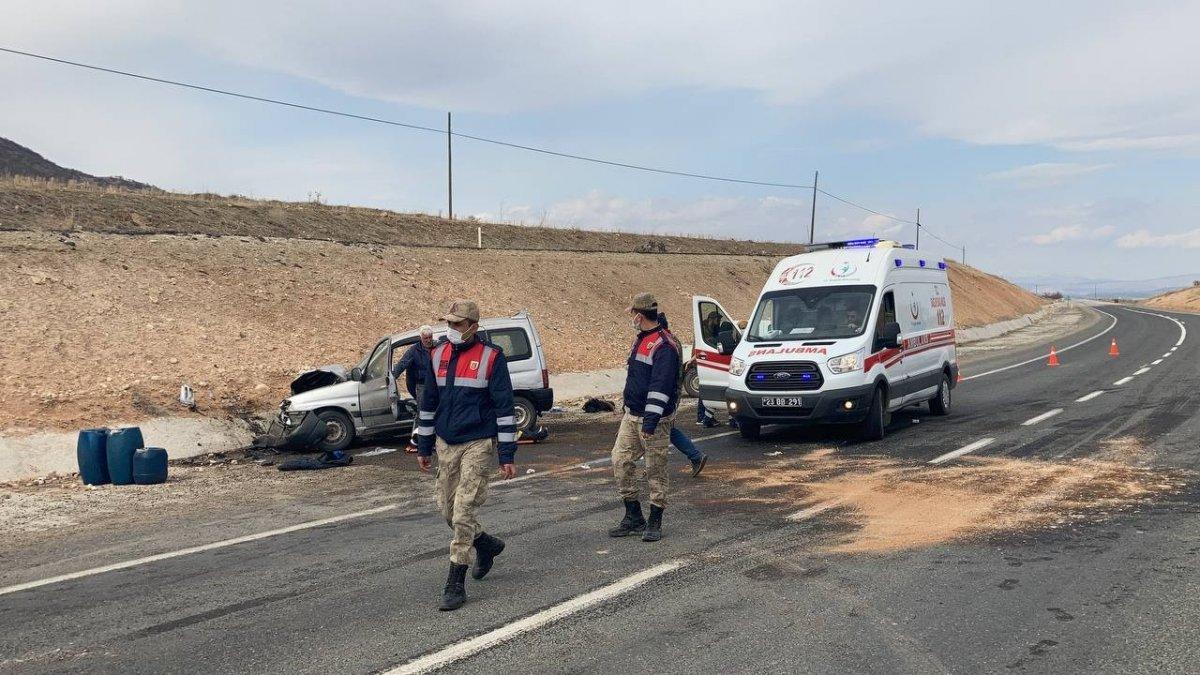 Elazığ’da iki araç çarpıştı: 4’ü çocuk 8 yaralı