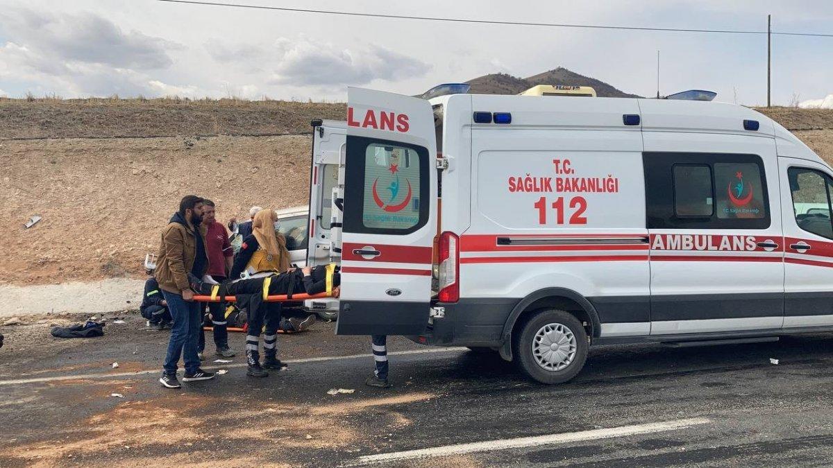 Elazığ’da iki araç çarpıştı: 4’ü çocuk 8 yaralı