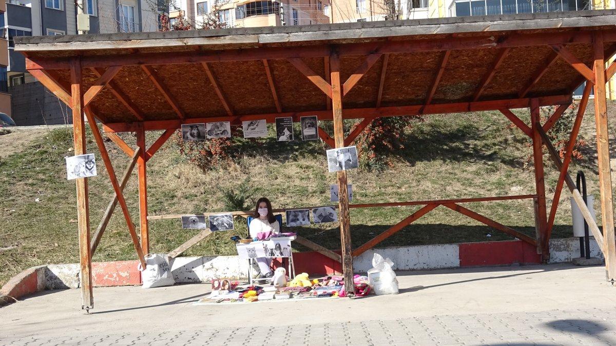 Karabük'teki çocuk, oyuncaklarını satıp sokak hayvanlarını besliyor