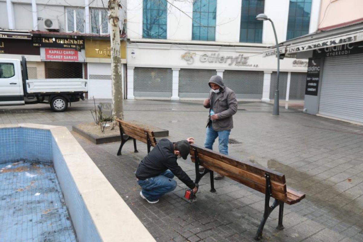 Sakarya'da meydanlardan banklar kaldırıldı
