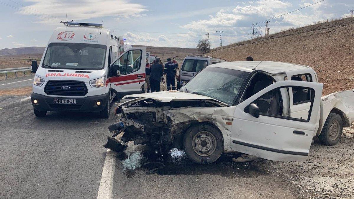 Elazığ’da iki araç çarpıştı: 4’ü çocuk 8 yaralı