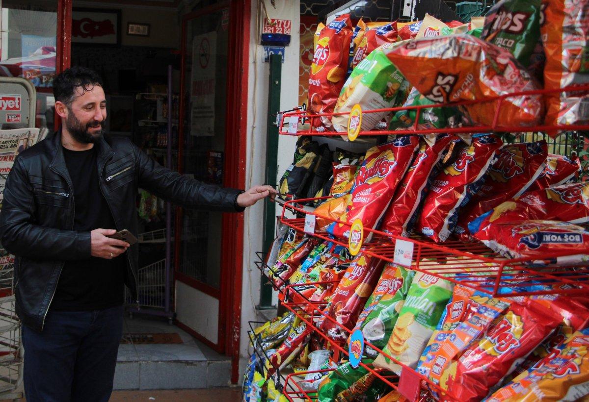 Antalya'da metrelerce sürüklenen cips standı izleyenleri güldürdü