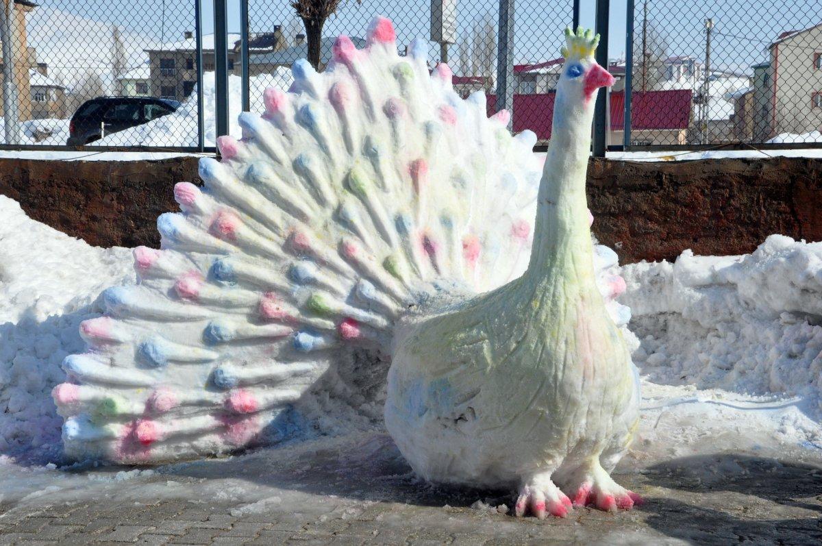 Yüksekova'daki kardan 'tavus kuşu' ilgi çekti