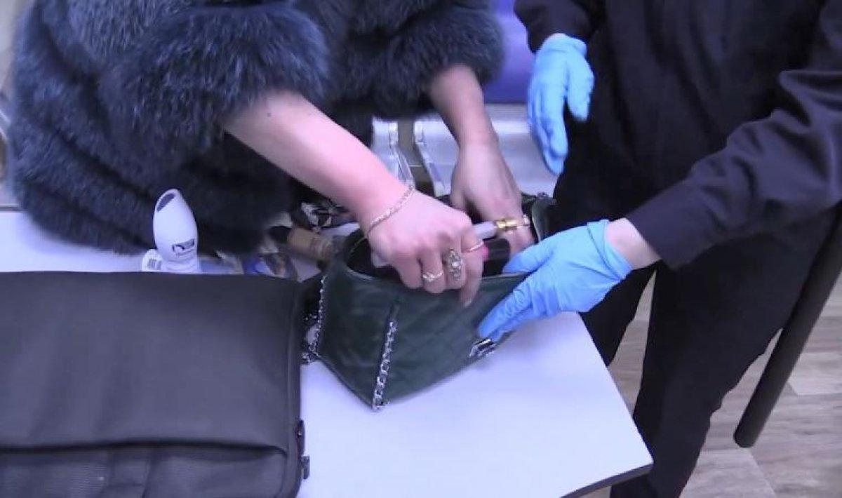 Rusya'da kadını uçağın koltuğuna bağladılar