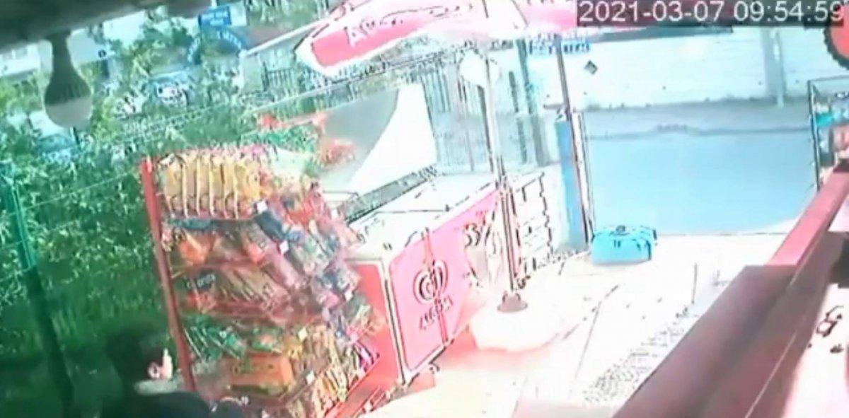 Antalya'da metrelerce sürüklenen cips standı izleyenleri güldürdü