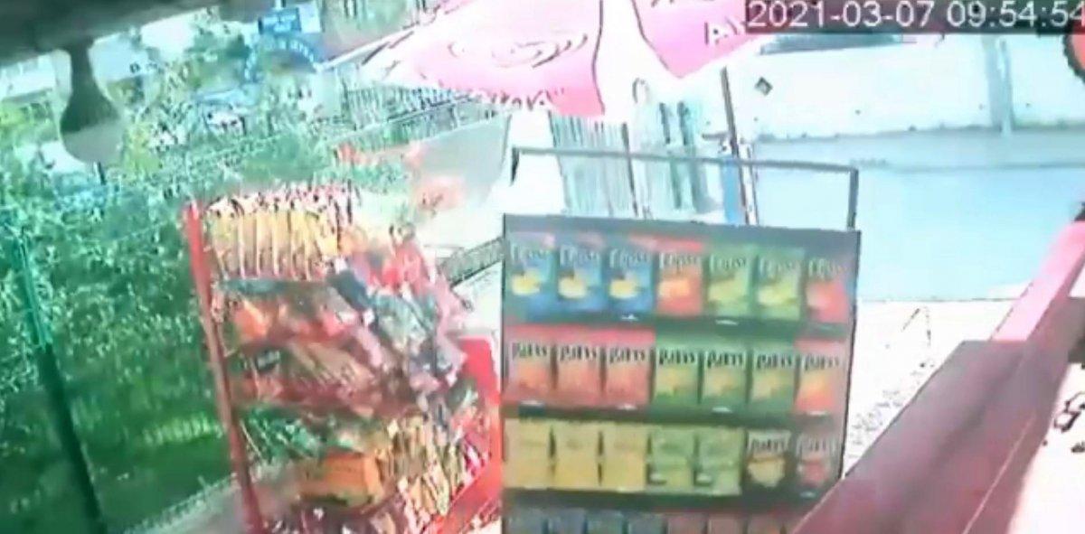 Antalya'da metrelerce sürüklenen cips standı izleyenleri güldürdü