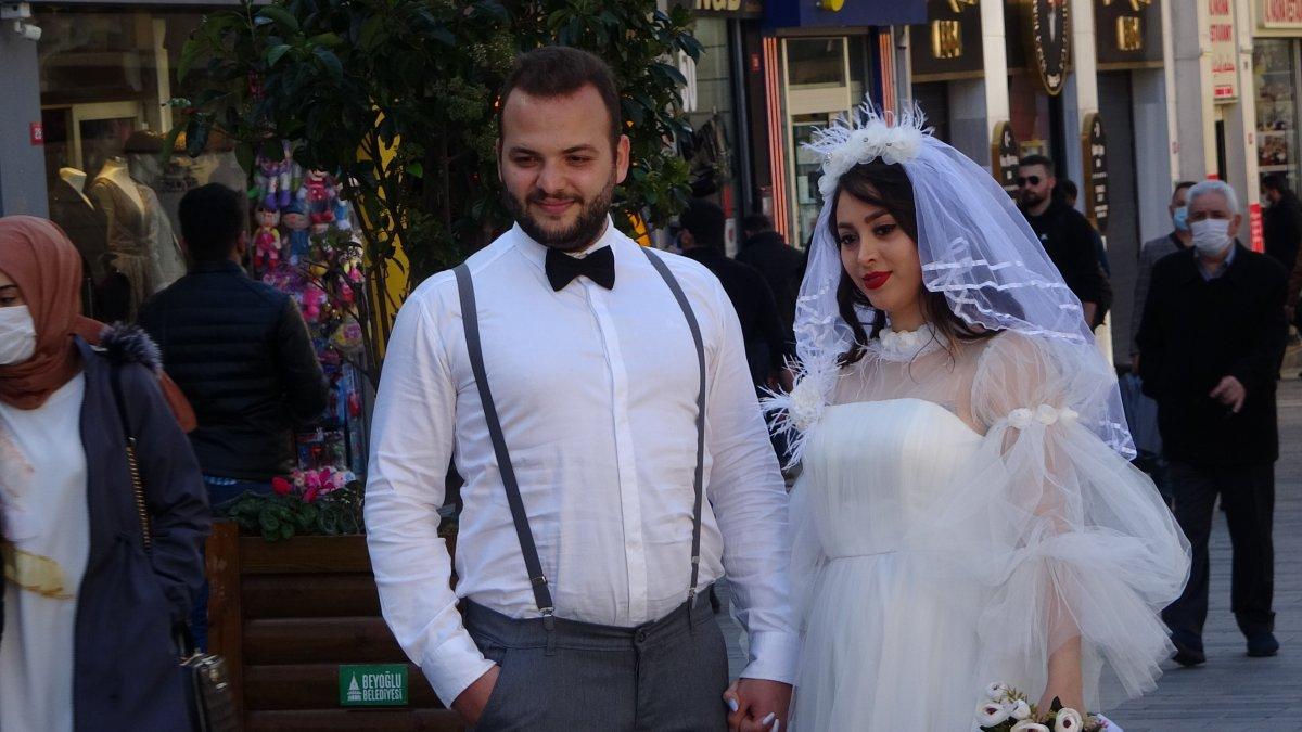 İstiklal Caddesi'ndeki İranlı çift, gelinlik ve damatlıkla yürüdü