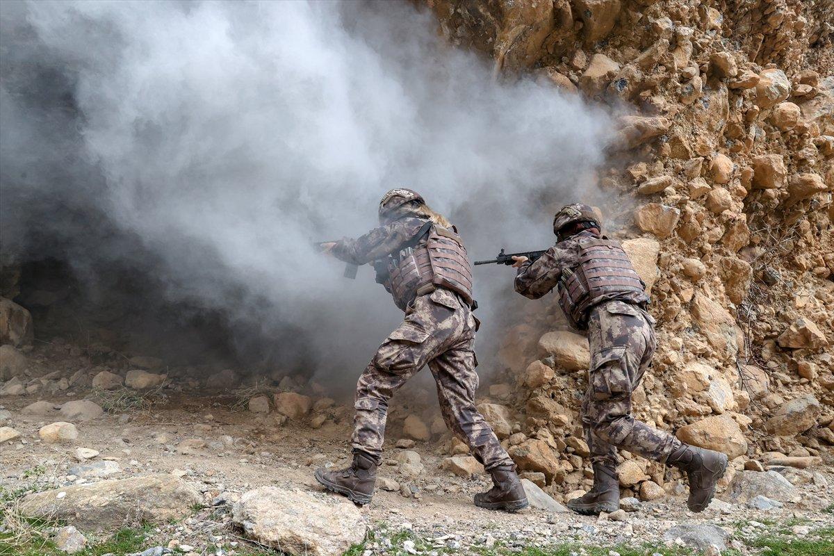 Hakkari'de PKK'nın korkulu rüyası: Kadın özel harekatçılar