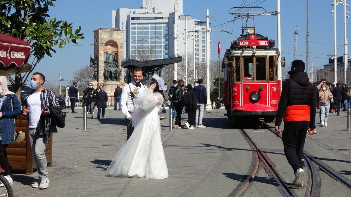 İstiklal Caddesi'ndeki İranlı çift, gelinlik ve damatlıkla yürüdü