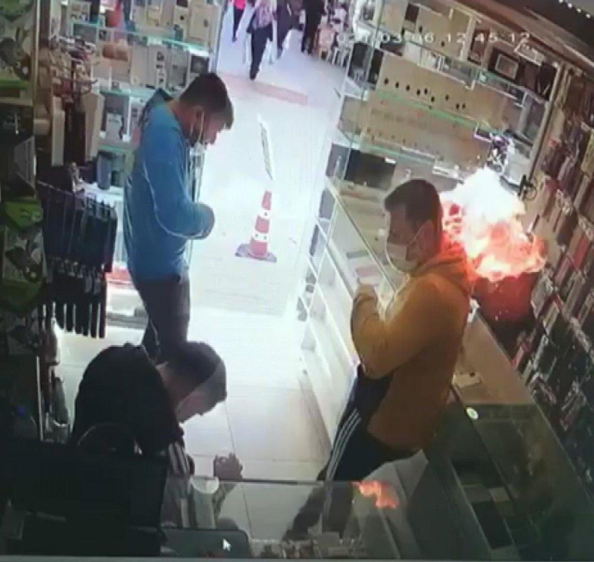 Hatay'da cep telefonu bataryası bomba gibi patladı