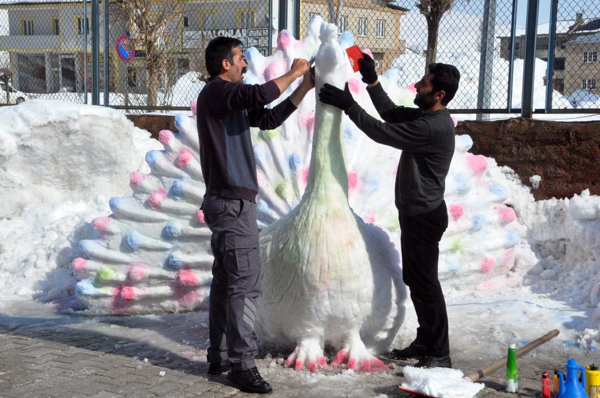 Yüksekova'daki kardan 'tavus kuşu' ilgi çekti