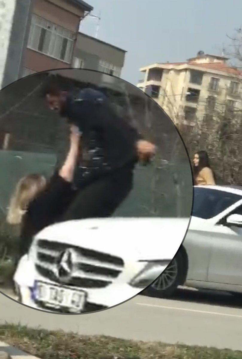 Bursa'da kız arkadaşını darbeden şahıs kamerada