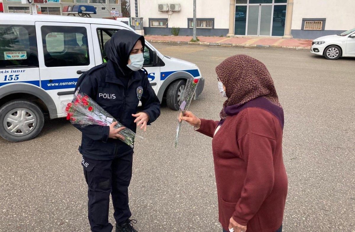 Düzce'de durdurulan kadınlar cezadan korkarken çiçekle karşılandı