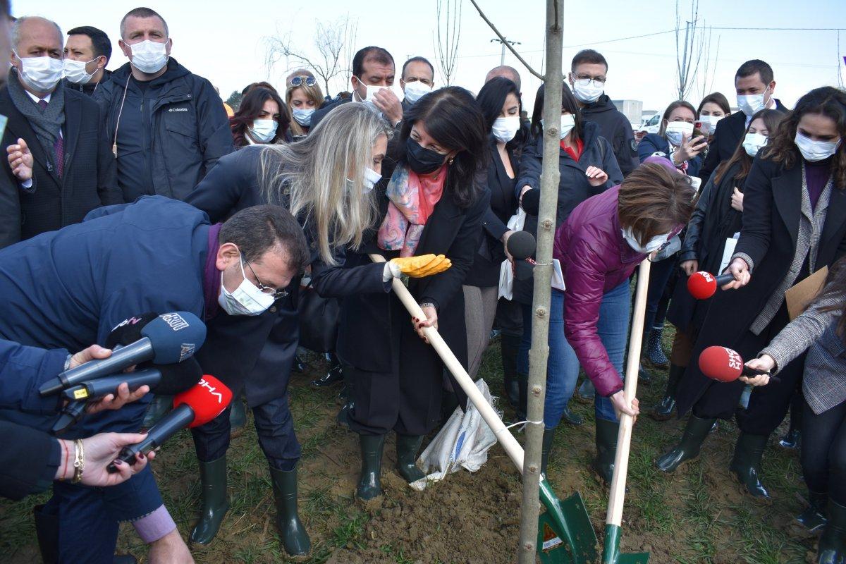 Pervin Buldan ve Ekrem İmamoğlu birlikte fidan dikti