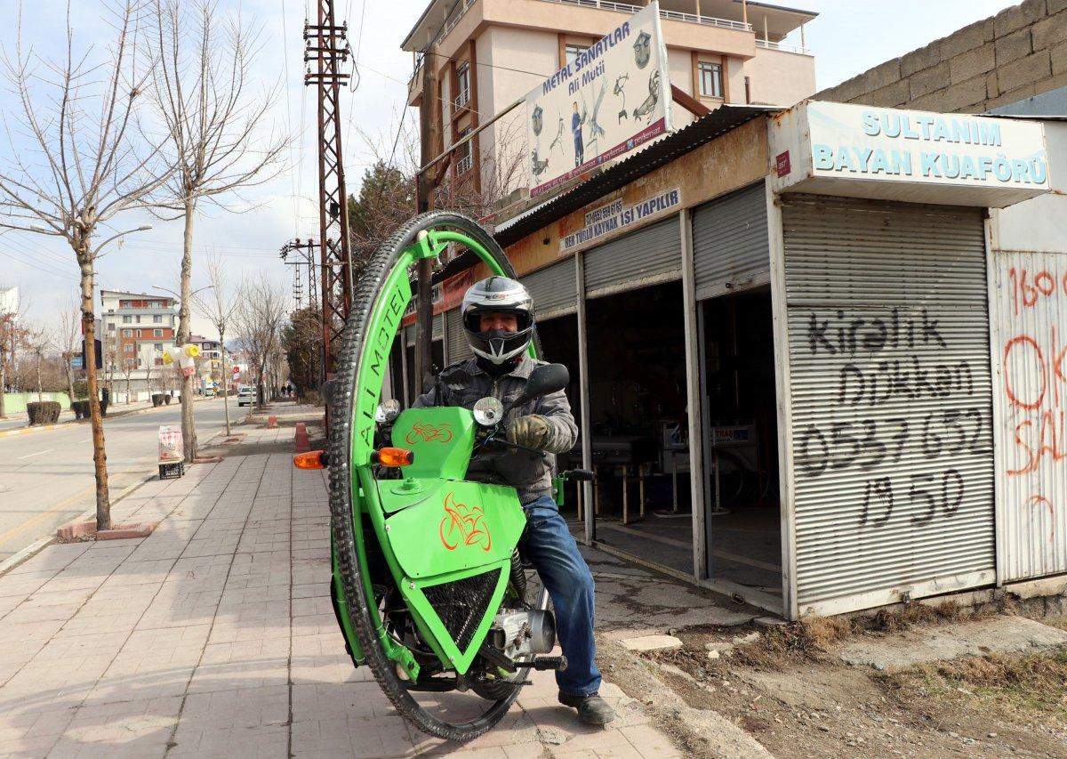İranlı heykeltıraş tek tekerli motosiklet yaptı