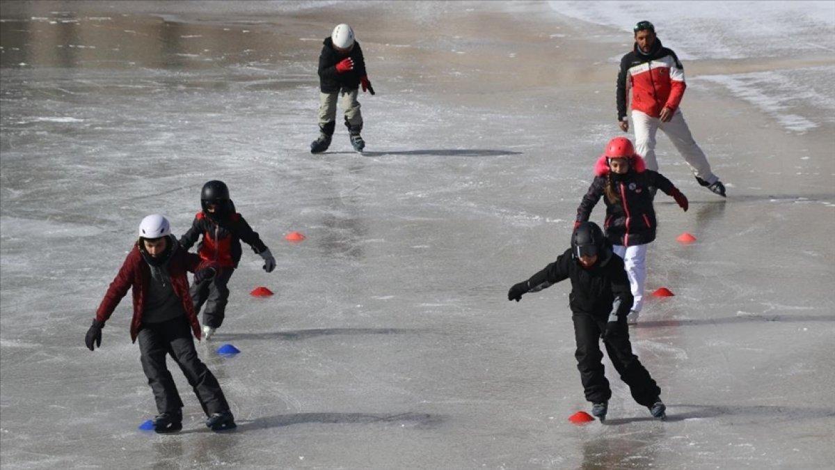 Kayak sporcusu çocuklar donan Ardıçlı Gölü'nde buz pateni keyfi yaptı
