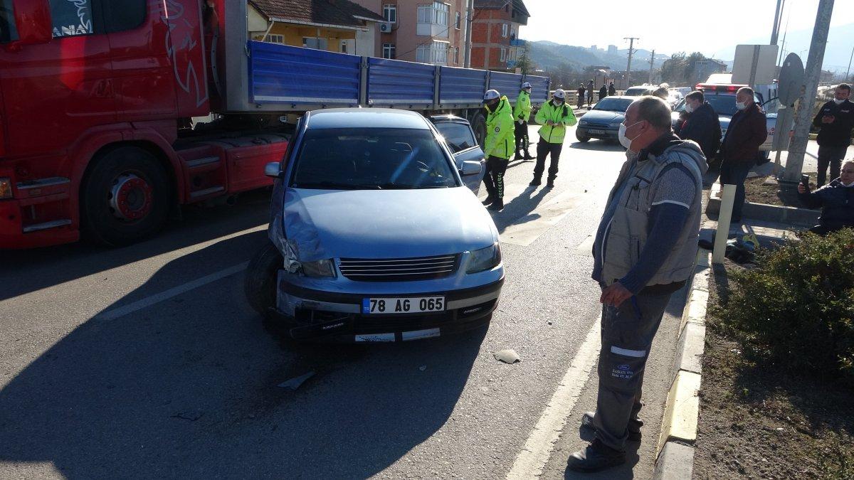 Karabük'te iki otomobil çarpıştı: 2 yaralı