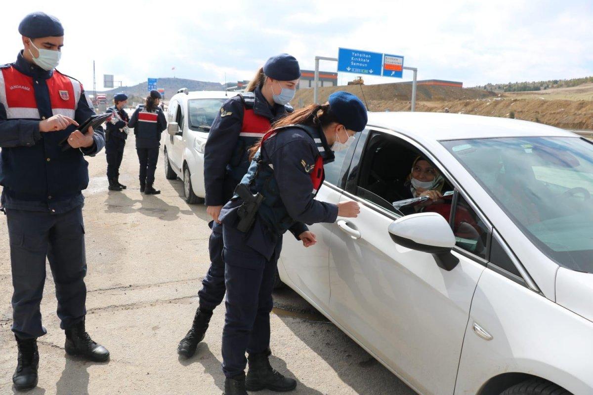 Kırıkkale'de jandarma ekiplerinden kadınlara karanfil sürprizi