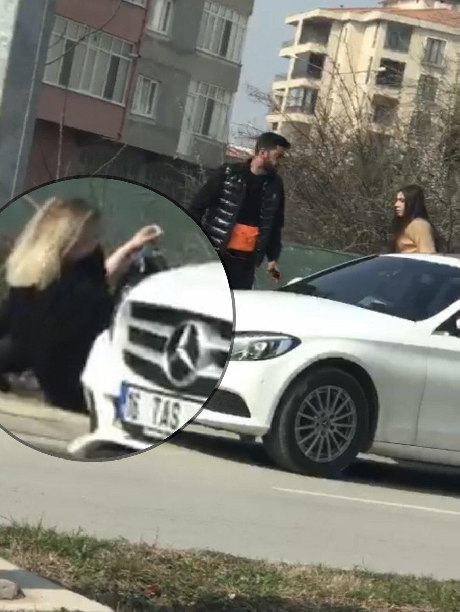 Bursa'da kız arkadaşını darbeden şahıs kamerada