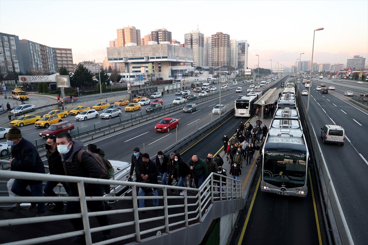 İstanbul'da kısıtlamanın bitmesiyle trafik yoğunluğu başladı