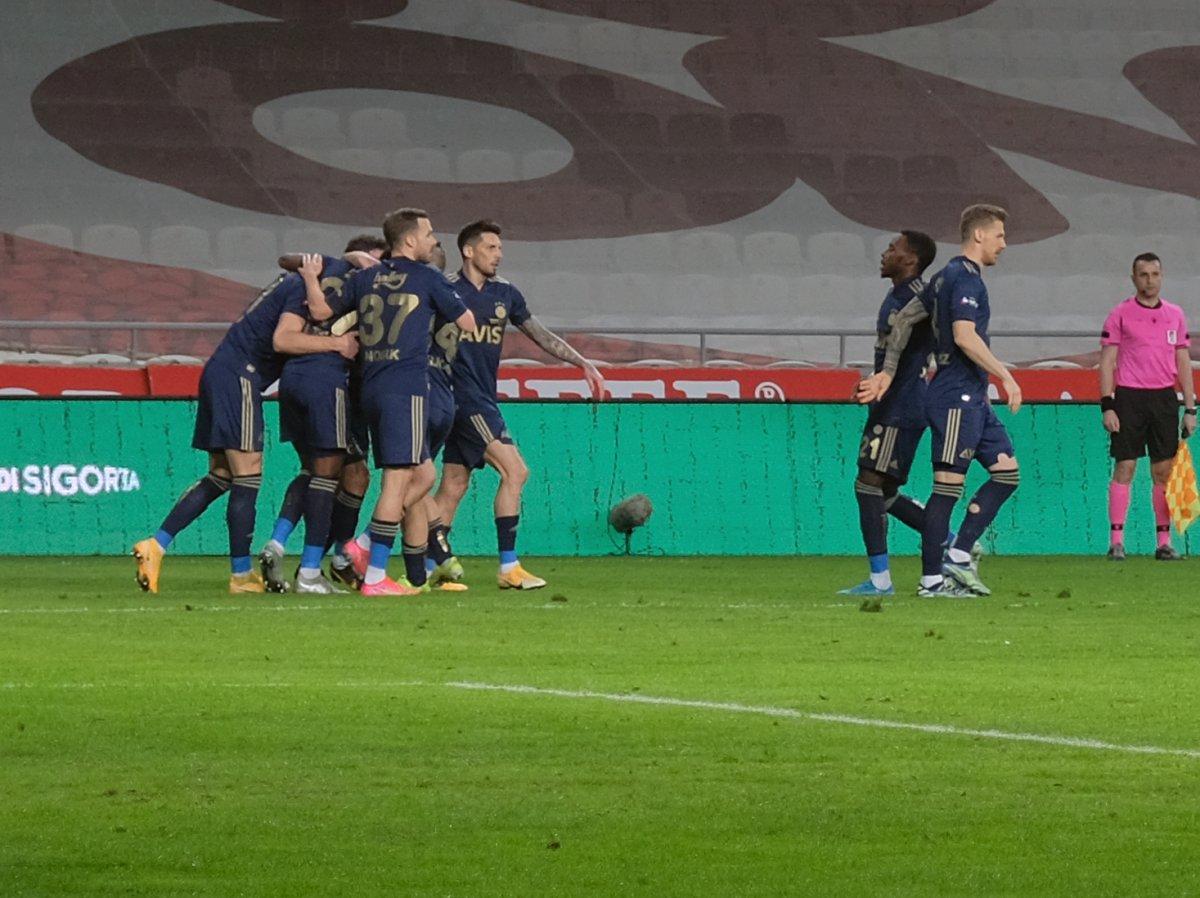 Fenerbahçe, Konyaspor deplasmanından 3 puanla döndü