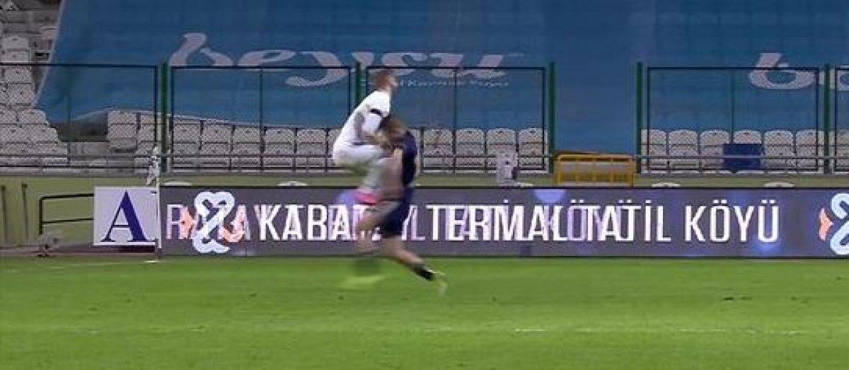 Fenerbahçe'de Pelkas sahayı sedyeyle terk etti